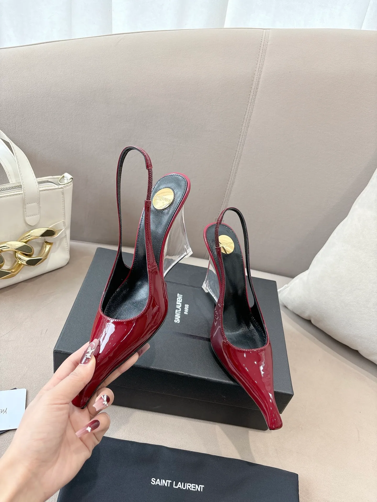 👟👟Ex-factory price 640👟👟 Yves Saint Laurent YSL 25ss/autumn and winter ready-to-wear series catwalk style high heels. The design of the toe and transparent heel, the final effect is quite impressive. Only YSL understands women's hearts best and does not accept refutation. It is a super invincible feminine artifact and a must-have for women (z-product full-body customization, own molded hardware accessories, perfect consistency) ✔ Upper: imported cow patent leather ✔Inner lining: imported goatskin ✔Sole: imported genuine leather outsole ✔Heel height: 10.5cm ✔Number of yards: 36-39 (40, 41, 42 can be customized and non-returnable) (Full set of packaging)